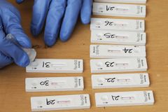 ‘약한 오미크론, 걸려버리자’… 전문가들 “큰일날 소리”