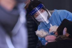 당국 “백신 접종한 10대 사망 신고 접수…누적 5명”