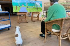 ‘호크니 블루’가 전한 희망, 그래도 봄날은 온다