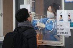 ‘오미크론 공습’에 또 최다…코로나 신규 확진 1만6096명