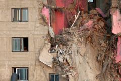 특전사 투입·크레인으로 잔해 철거…붕괴사고 수색방안 논의