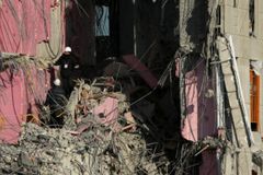 설 연휴 잊은 광주 붕괴사고 현장…24시간 수색·구조 체제 이어가