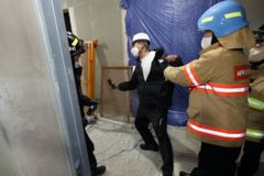 광주 붕괴사고 가족 분통…구조작업 일시 중단