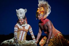 코로나 뚫고 돌아온 왕… 뮤지컬 ‘라이온 킹’ 개막