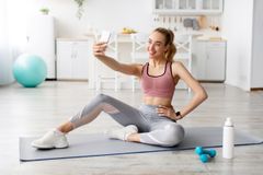 ‘포토샵 거친 사진입니다’…英 보정표시 의무화 통과될까