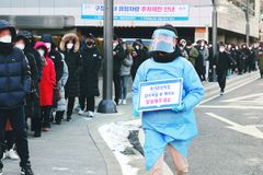 선별진료소 끝없는 대기줄… 덜 붐비는 곳 찾아 ‘눈치작전’