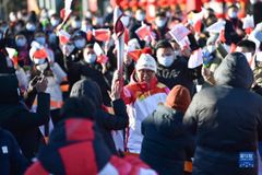 사흘간의 성화 봉송 시작… 로봇·자율주행차도 투입