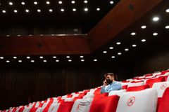 “심야영화 보러갔다 잠들었는데 영화관에 갇혔어요”