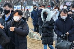 2만 명 확진에도 똑같이 출근… “재택 늘려달라” 아우성