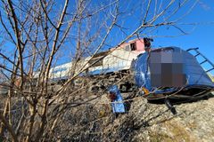 건널목 지나던 화물차 열차와 충돌…2명 사망