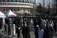 코로나 '독감처럼 관리'… 전문가들 "오미크론 치명률 판단 일러"