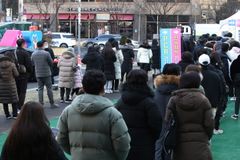 “이러다 검사받다 감염될라”… 지정 동네병원 가기도 ‘불안’