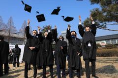 코로나19 속 ‘졸업의 기쁨’