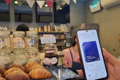 거리두기 풀고 방역패스로 가나… 전문가들 "완화 안 돼"