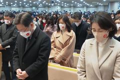 새에덴교회 주일예배서 기도하는 이재명 후보
