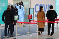 "한국형 증감그래프는 완만"… '굵고 긴 유행' 우려 높아