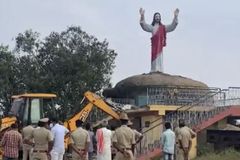 인도 당국, 18년간 설치됐던 6미터 높이 예수상 강제 철거