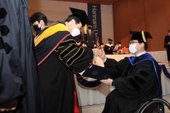 죽다 살아난 후천성 척수장애인, 박사가 되다