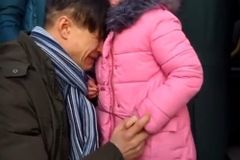 우크라이나 입대 앞둔 아버지, 딸과 생이별하며 오열