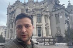 우크라이나 대통령 “난 키예프에 있다… 우리 땅 지켜낼 것” 영상 공개