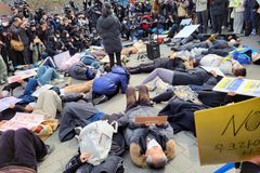 “러시아는 국제법 준수하고, 우크라이나 주권 존중하라!”