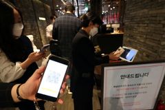 확진 20만 명 속 식당·카페 QR 중단 “편해서 좋은데… 괜찮나?”