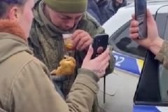 러시아군 병사, 우크라 주민들의 따뜻한 배려에 ‘눈물’