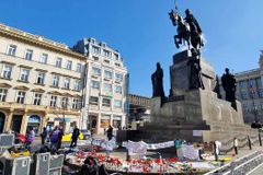 러시아 대사관 앞, 러시아인들도 ‘전쟁 반대’ 외치고 있다