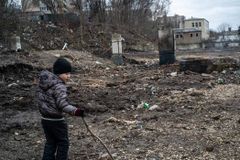 도움 기다리는 우크라이나 사람들