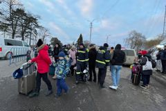 [루마니아 르포] “데려다준 남편 다시 돌아가” 우크라 아내 눈물