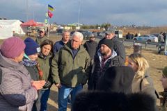 우크라 난민 만난 펜스 전 부통령 “함께 기도하고 있다”