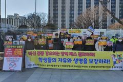 학부모들 “무증상 학생에 대한 무분별 집단 검사 중단해야”