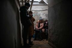 방공호 피신한 중에도 기도하는 우크라이나 성도들