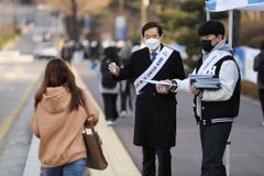 한남대 이광섭 총장 등, 총학생회와 등교 학생 환영인사