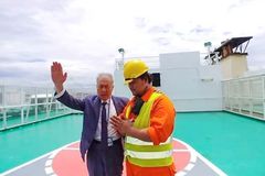 다종교 외항 승무원 전도, 논쟁보다 전도에 모범을 보여주어야