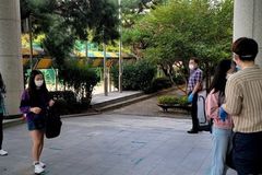 “숨은 확진자 어쩌려고”... 확진자 동거인 격리 면제에 ‘불안’