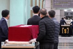 확진자 폭증에 곳곳서 파열음… "의료현장은 아비규환"