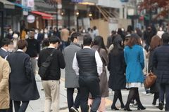 수십만 확진 속 거리두기 완화… "정권말 정부, 그냥 포기한 느낌"