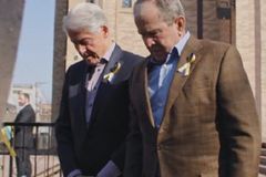 부시-클린턴, 우크라계 교회 방문… “美, 자유 위해 연대할 것”