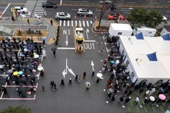 정점은 지났지만 더딘 감소세… “추가사망 6만 명 나올 수도”