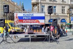 3천여 러시아인들, 국기 속 ‘붉은색’ 지워버리다