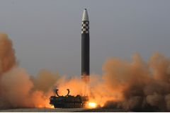[사설] 북의 ICBM 도발 재개로 막 내린 ‘평화 쇼’