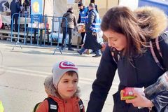 국경 넘는 우크라이나인들 “자유는 절실한 것”