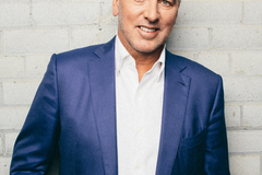 힐송 휴스턴 목사, 아버지의 19년 전 성적 학대 피해자에 고소 당해