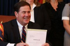 미 애리조나 주지사, 종교적 신념에 따른 위탁 허용 법안 서명