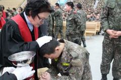진중세례 인원 급감… 군선교 이대로 괜찮을까