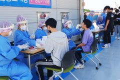 정부 “종식 감안한 집단면역 어려워… 소규모 유행 반복될 듯”