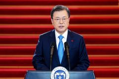 문재인 대통령 “부활, 온누리 환히 비추는 희망의 메시지”