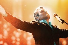 마이클 W. 스미스, 우크라이나 구호금 마련 위한 앨범 발표