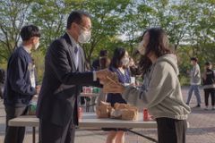 최도성 한동대 총장, 총학생회와 간식 이벤트 진행